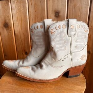 PS Kaufman white junction boots size 7.5